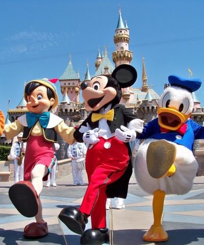 Η Disneyland Paris (ex Euro Disney) ή Disneyland Παρίσι, είναι ένα τουριστικό πάρκο με συνολική έκταση 22 τετραγωνικών χιλιομέτρων που βρίσκεται στην κοινότητα του Chessy, 32 χιλιόμετρα ανατολικά του Παρισιού. Το συγκρότημα περιλαμβάνει 2 θεματικά πάρκα - Parc Disneyland & Walt Disney Studios - ξενοδοχεία, καταστήματα, εστιατόρια, γήπεδα γκολφ κ.α. Πρόκειται για το νούμερο ένα ταξιδιωτικό προορισμό της Ευρώπης με περισσότερους απο 13 εκατομμύρια επισκέπτες κάθε χρόνο. Η Disneyland Paris άνοιξε τις πόρτες της για το κοινό για πρώτη φορά στις 12/04/1992, υπό την ονομασία Euro Disney Resort και από τότε έχει φιλοξενήσει περισσότερους από 320 εκατομμύρια ταξιδιώτες. Το Παρίσι έγινε γνωστό και ως η Πόλη του φωτός, από τότε που εγκαταστάθηκαν στις κύριες λεωφόρους του φανάρια γκαζιού. Είναι η πρωτεύουσα της Γαλλίας και της περιφέρειας Ιλ ντε Φρανς και μία από τις ιστορικότερες και μεγαλύτερες πόλεις του κόσμου. Το Παρίσι περιλαμβάνει την πόλη του Παρισιού και τα περίχωρα και βρίσκεται σε ένα λεκανοπέδιο. Επιπλέον είναι η πολιτιστική και οικονομική πρωτεύουσα της Γαλλίας, το σημαντικότερο κομβικό σημείο της και έδρα πολλών διεθνών οργανισμών, όπως της UNESCO.