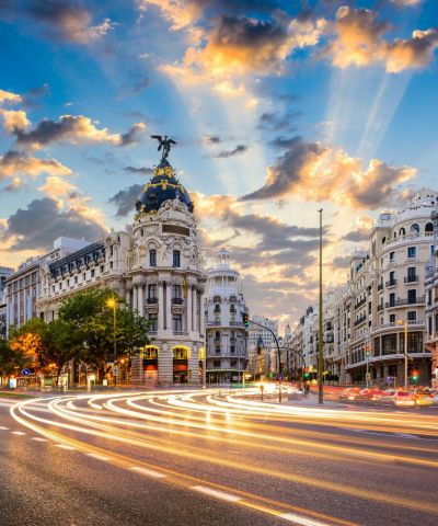 Η Μαδρίτη είναι η πρωτεύουσα και μεγαλύτερη πόλη της Ισπανίας. Είναι τρίτη μεγαλύτερη πόλη της Ευρωπαϊκής Ένωσης μετά το Λονδίνο και το Βερολίνο, ενώ η μητροπολιτική περιοχή είναι επίσης η τρίτη μεγαλύτερη στην Ευρωπαϊκή Ένωση μετά του Λονδίνου και του Παρισιού. Η Μαδρίτη ενώ διαθέτει σύγχρονες υποδομές, έχει διατηρήσει την όψη και την αισθητική πολλών από τις ιστορικές γειτονιές και οδούς.