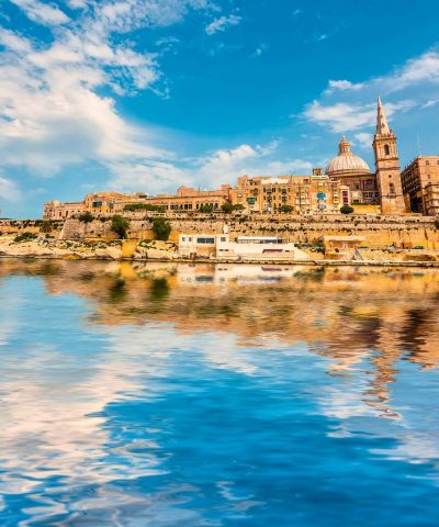 Η Μάλτα, είναι μικρό και πυκνοκατοικημένο νησιωτικό κράτος που αποτελείται από ένα αρχιπέλαγος επτά νησιών στο μέσο της Μεσογείου. Η Μάλτα βρίσκεται ακριβώς νότια της Σικελίας, ανατολικά της Τυνησίας και βόρεια της Λιβύης. Το ταξίδι στη Μάλτα είναι επιστροφή στο Μεσαίωνα, όπου υπήρχαν ακόμα αληθινοί Ιππότες με πανοπλίες και Μάγιστροι της Στρογγυλής Τραπέζης. Η μεγαλοπρεπής Βαλέτα χτίστηκε το 1566 από τους Ιωαννίτες Ιππότες και πήρε το όνομά της από τον Μέγα Μάγιστρο Ζαν ντε λα Βαλέτ. Μεσαιωνικά κάστρα και τιρκουάζ νερά, πολύχρωμα χωριουδάκια ταξιδεύουν τον επισκέπτη σε μια φαντασμαγορική εποχή.