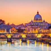 Η Ρώμη είναι μια πόλη με σπουδαία ιστορία και αξιοσημείωτη προσφορά στην επιστήμη, τον πολιτισμό και τις τέχνες. Λόγω των πολυάριθμών και εξαιρετικής ομορφιάς μνημείων της και επειδή από την αρχή της ίδρυσής της μέχρι σήμερα παρέμεινε ως πρωτεύουσα, έχει αποκτήσει την προσωνυμία «Η Αιώνια Πόλη». Το ιστορικό της κέντρο έχει καταχωρηθεί στη λίστα των Μνημείων Παγκόσμιας Κληρονομιάς της UNESCO από το 1980.