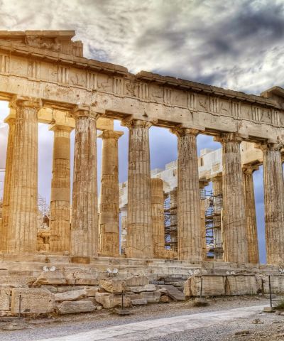 α. Η πόλη λίκνο της δημοκρατίας, η πρωτεύουσα που εφηύρε τις επιστήμες και τις καλές τέχνες. Αθήνα η πόλη σύμβολο πολιτισμού, ελευθερίας και δημοκρατίας – του Παρθενώνα, της Ακρόπολης, της Αρχαίας Αγοράς. Και ταυτόχρονα μια μοντέρνα μητρόπολη, μια πρωτεύουσα με παλμό, ανοιχτή, γεμάτη ενέργεια, που σας «χαρίζεται» απλόχερα. Μια πόλη που ανήκει στην ανθρωπότητα και στο μεσογειακό φως της.