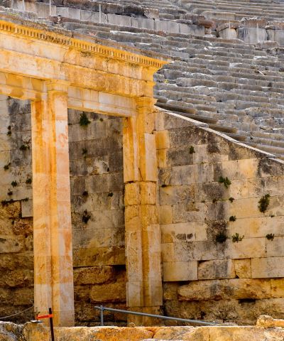 Στην Επίδαυρο, βρίσκεται το Θέατρο του Ασκληπιείου. Το διασημότερο αρχαίο ελληνικό Θέατρο, το οποίο λειτουργεί έως και σήμερα διατηρώντας την τέλεια ακουστική του.